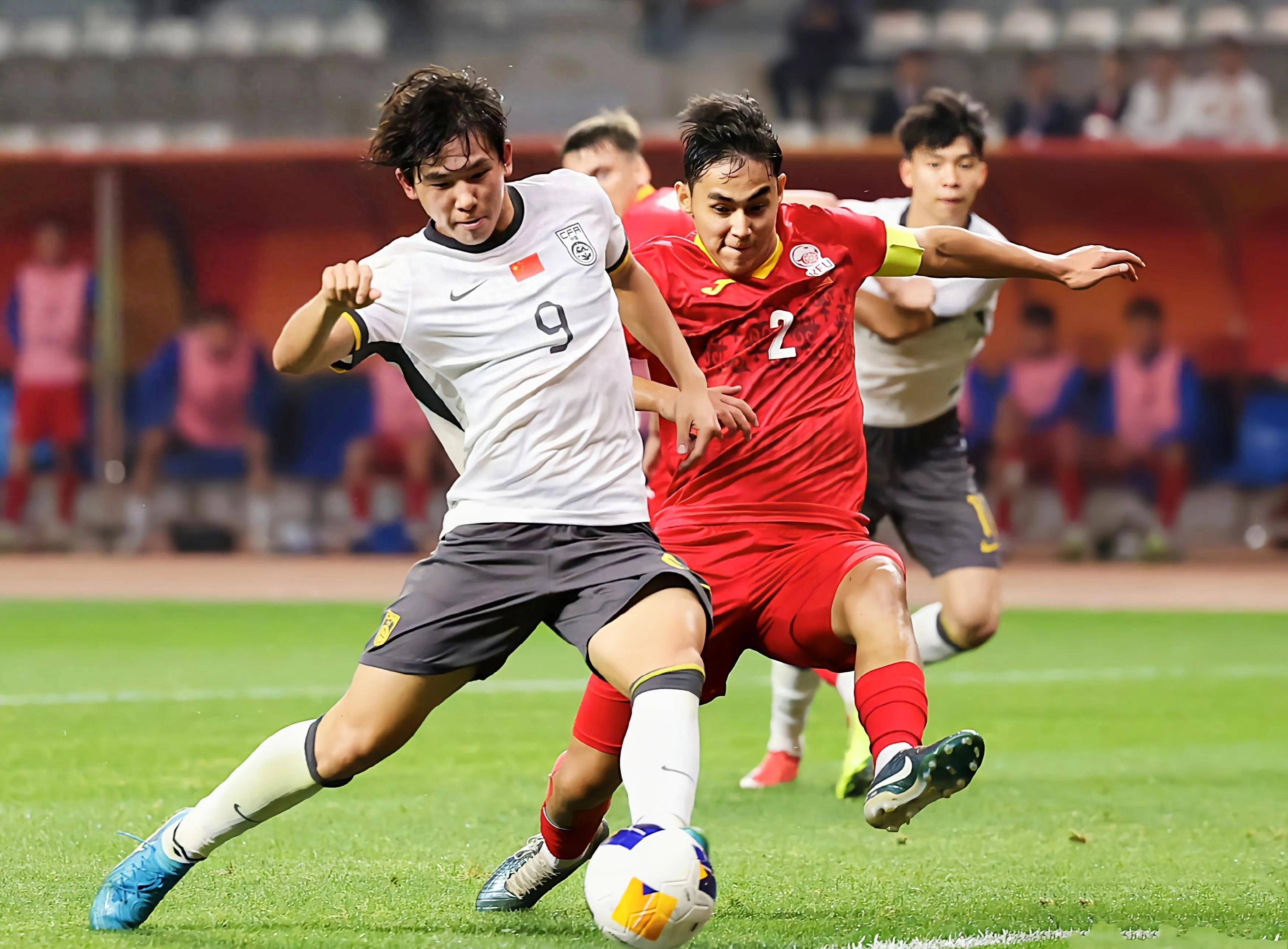 澳大利亚女足队员力压对手,夺下亚洲杯赛冠军宝座 澳大利亚女足队员力压对手,夺下亚洲杯赛冠军宝座