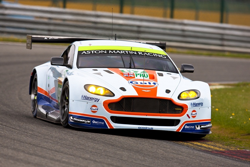 阿斯顿马丁完胜雷诺车队，塞恩斯刷新纪录