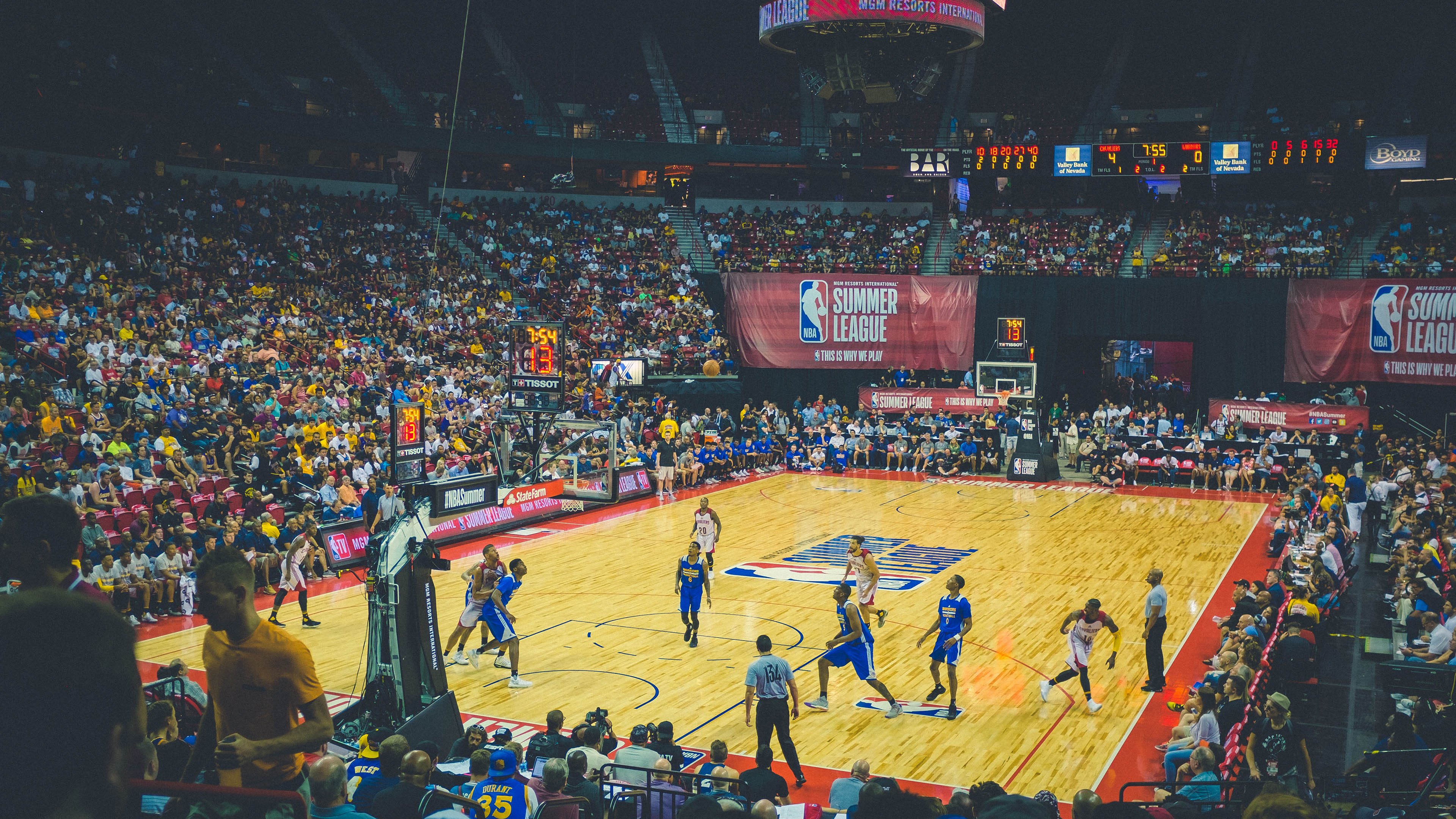 赛道与球场，杰伦·格林的F1加冕与尼克斯的深圳突围